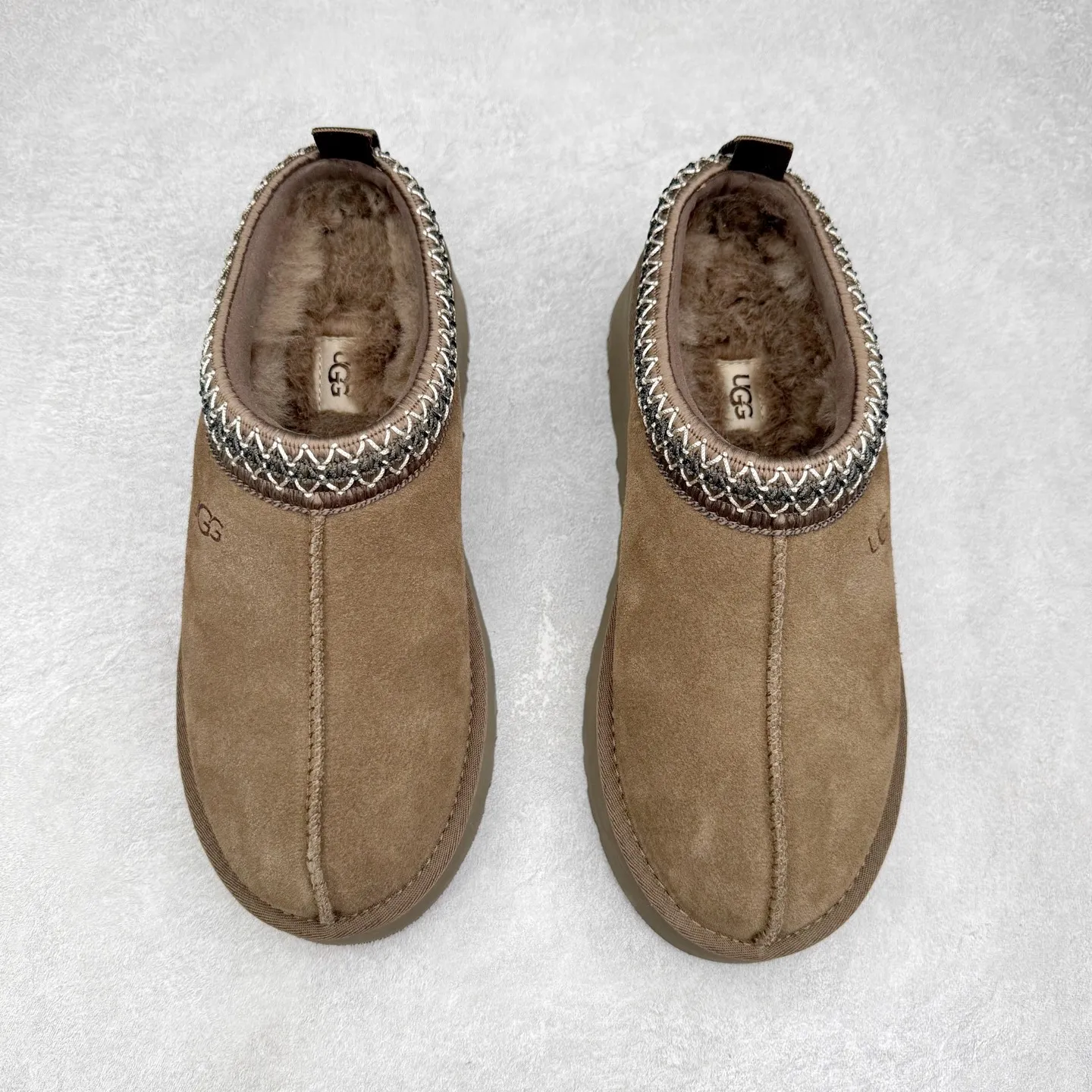 Pick up locally 💰520 UGG 2553 Classic autumn and winter sheepskin and fur integrated snow boots. All shoes are made of ZP. Longfeng A-grade Australian imported sheepskin and fur integrated brand OEM production line. Fully follow the ZP process. OEM original pattern maker. Adhering to the principle of no original shoe development and selection. Pay attention to every detail. The most authentic version on the market. TREADLITE "Light Wing" technology outsole. Lightweight/durable/flexible/pile type size: 35 36 37 38 39 40 Coding: by2936060